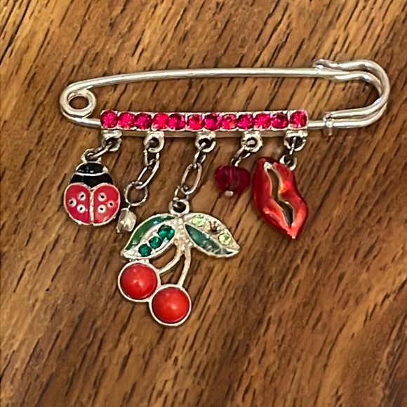 Charming Silver Brooch with Red Accents - Picture 1 of 7